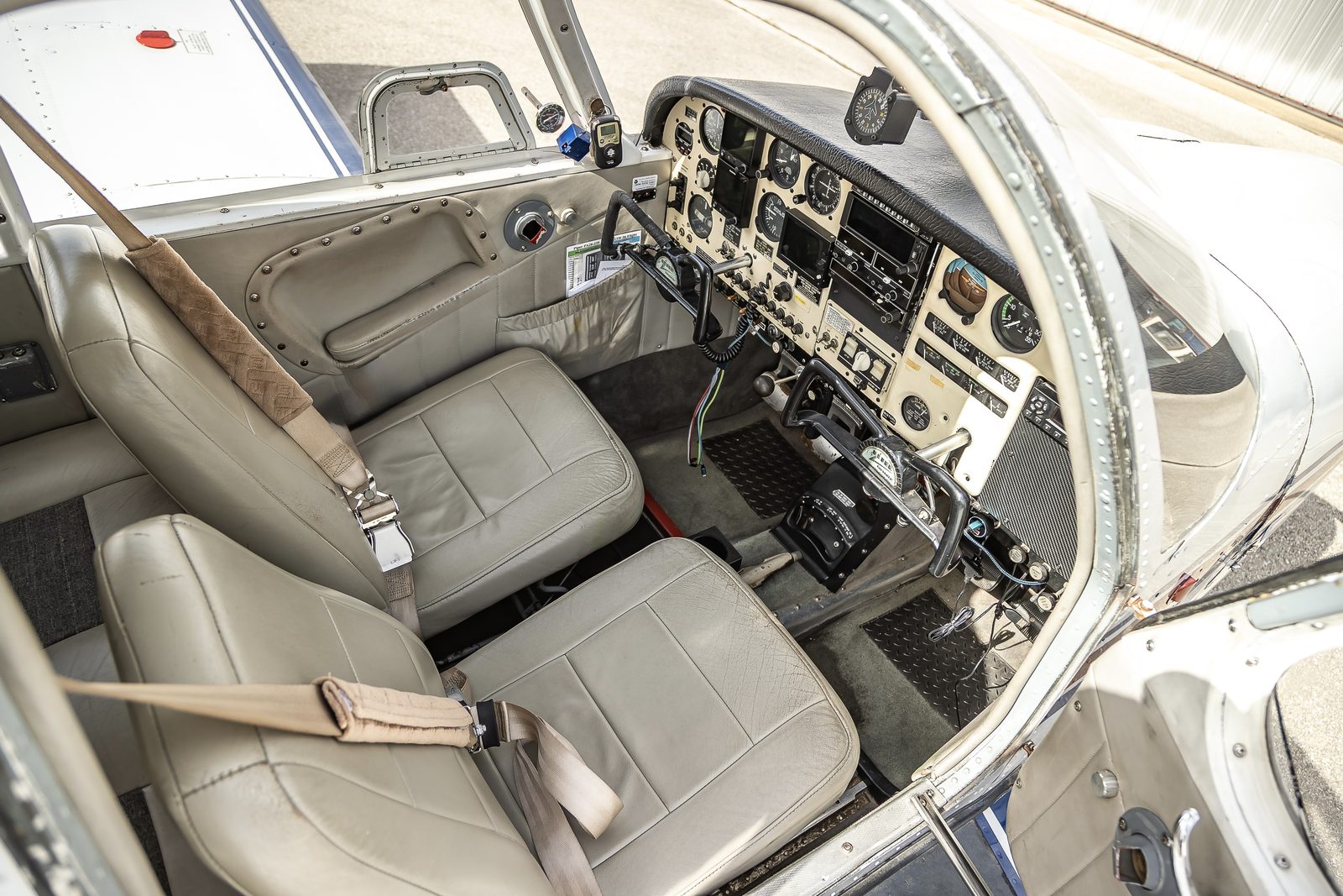 N8513W instrument panel showing the Garmin avionics stack and dual G5s